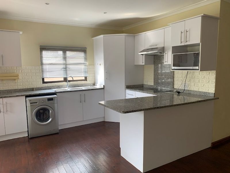 Beautiful 2 Bed 2 Bathroom Garden cottage - Photo 3