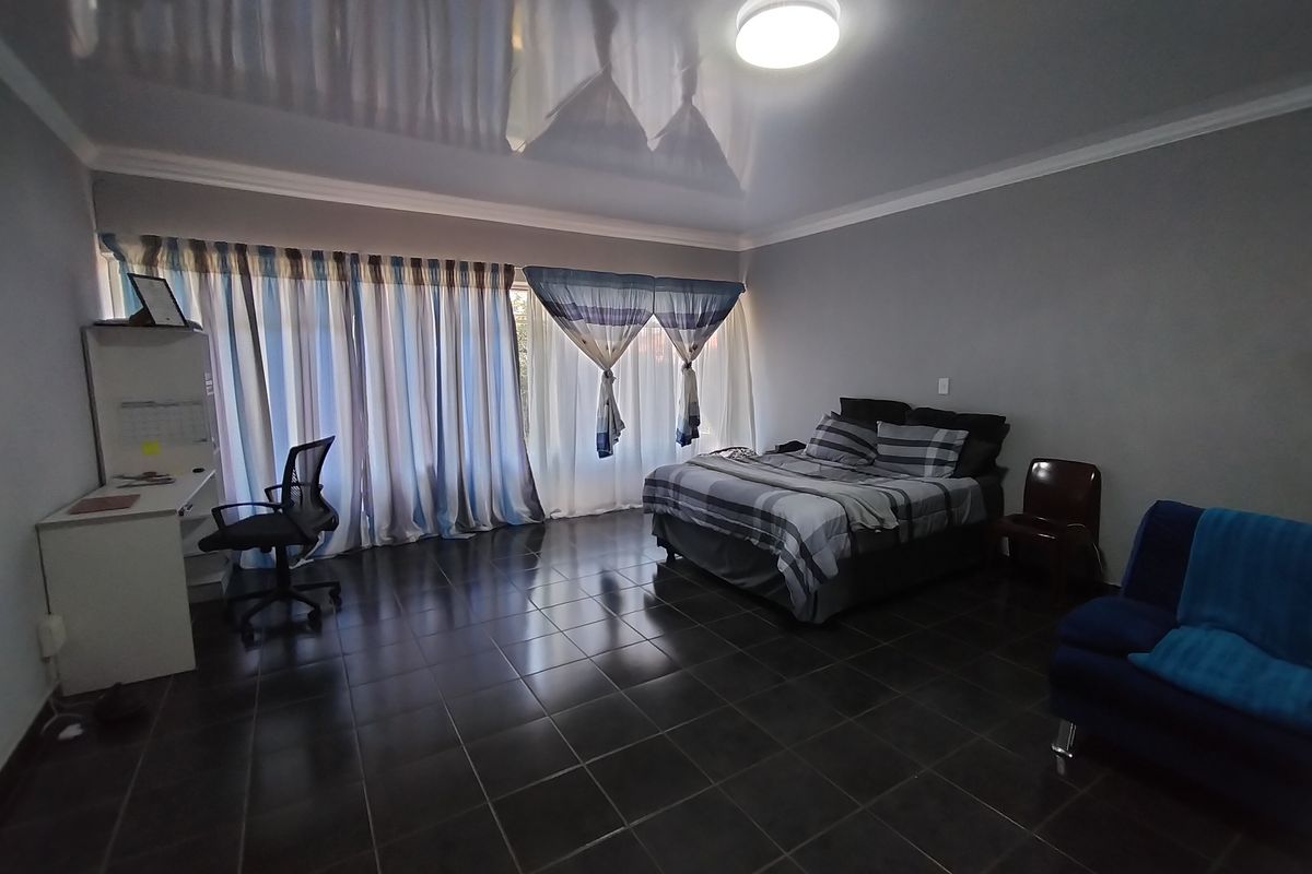 Bachelors flat in Meiringspark. - Photo 2