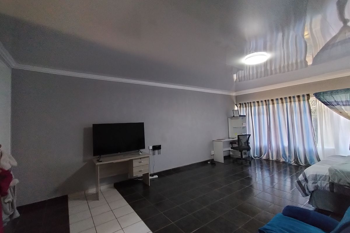 Bachelors flat in Meiringspark. - Photo 4