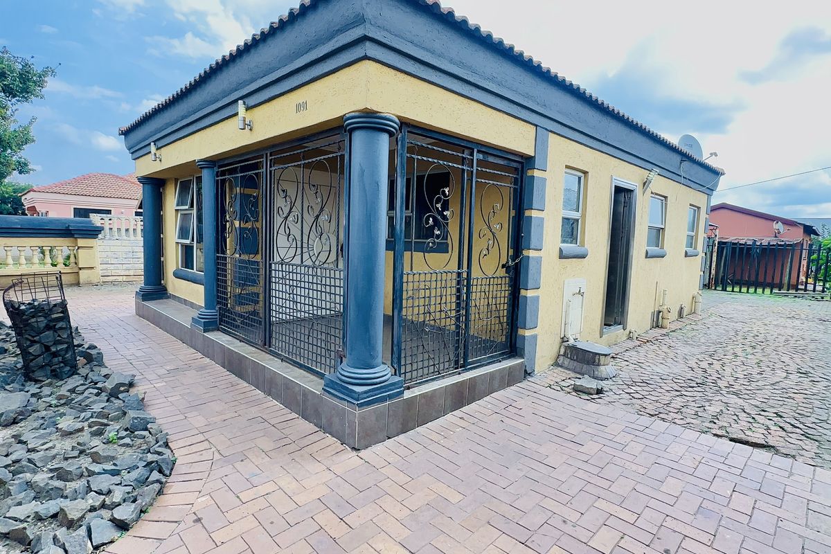 Modern 2-Bedroom Home with Jacuzzi Bath & Entertainment Area in Payneville, Springs - Photo 3