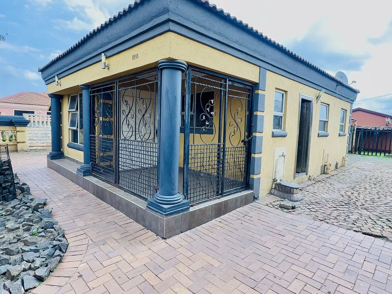 Modern 2-Bedroom Home with Jacuzzi Bath & Entertainment Area in Payneville, Springs - Photo 3