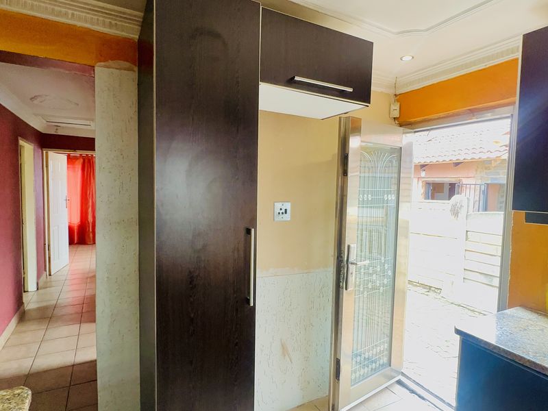 Modern 2-Bedroom Home with Jacuzzi Bath & Entertainment Area in Payneville, Springs - Photo 6