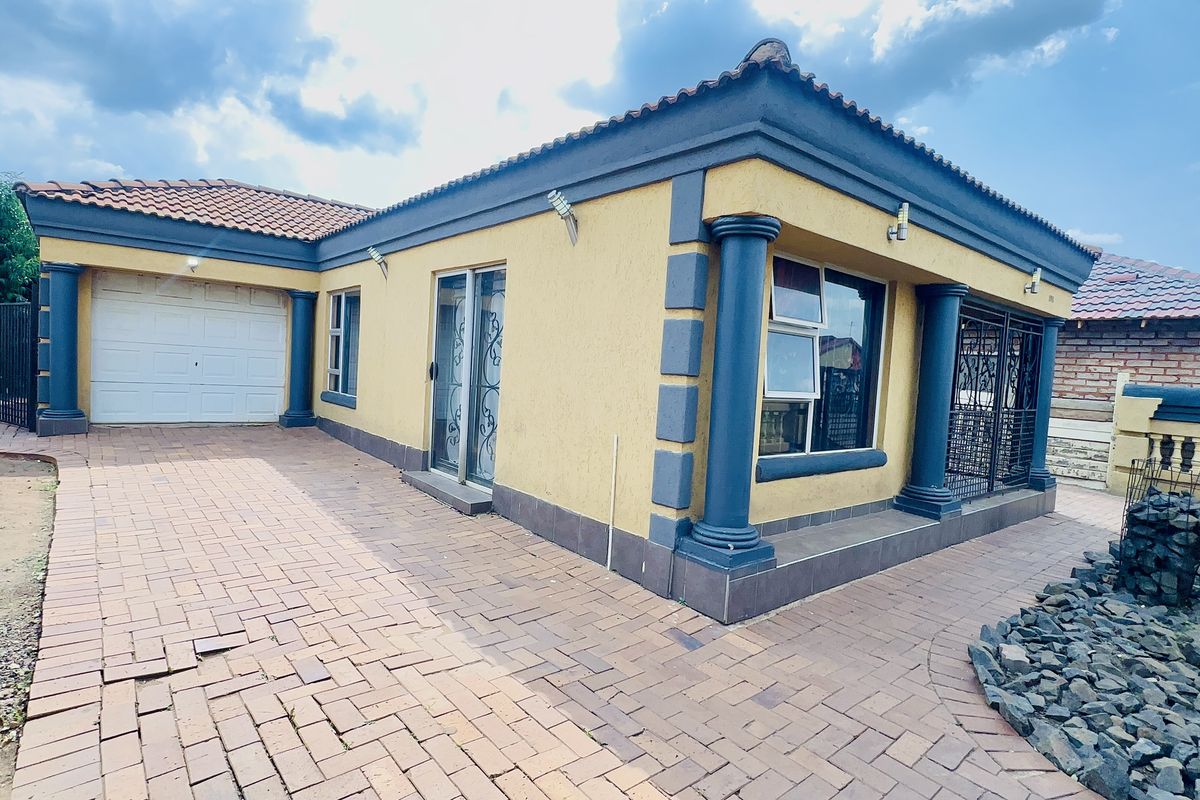 Modern 2-Bedroom Home with Jacuzzi Bath & Entertainment Area in Payneville, Springs - Photo 2