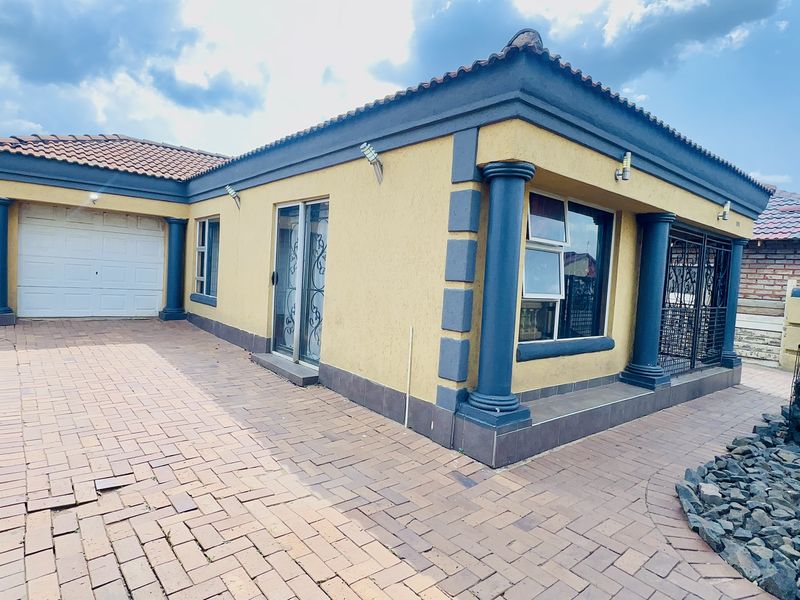 Modern 2-Bedroom Home with Jacuzzi Bath & Entertainment Area in Payneville, Springs - Photo 2