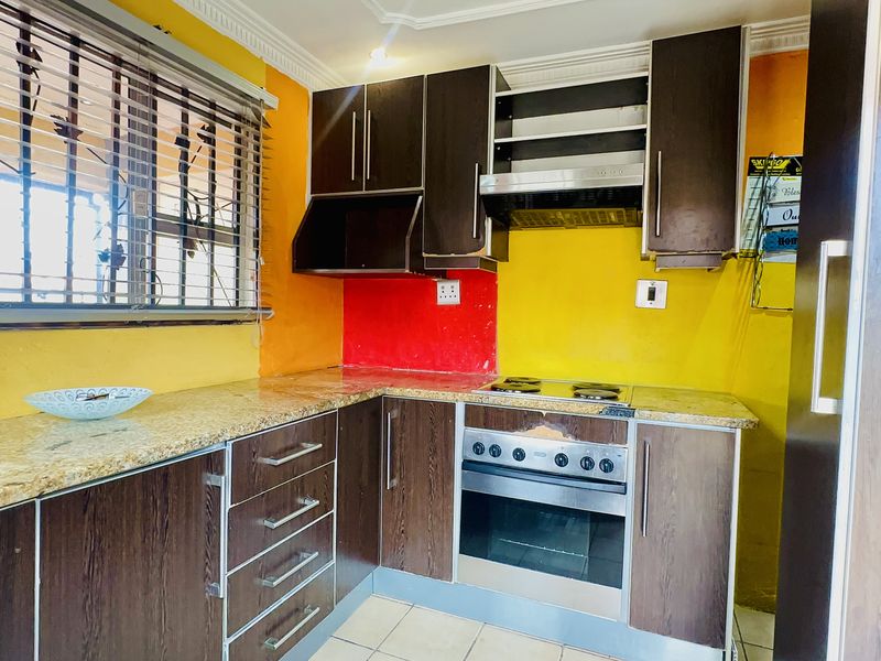 Modern 2-Bedroom Home with Jacuzzi Bath & Entertainment Area in Payneville, Springs - Photo 4