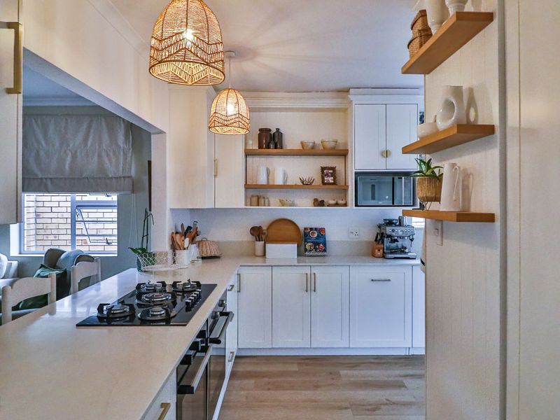 Neat-as-a-Pin & Fully Renovated – Just Move In and Enjoy! - Photo 3