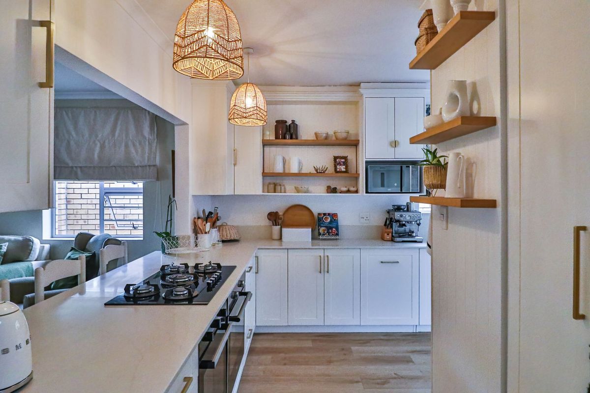 Neat-as-a-Pin & Fully Renovated – Just Move In and Enjoy! - Photo 3