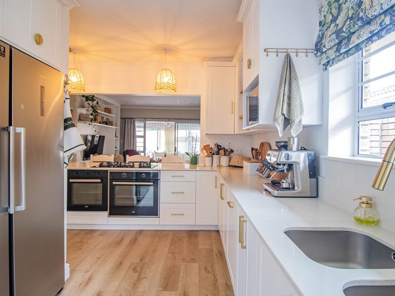 Neat-as-a-Pin & Fully Renovated – Just Move In and Enjoy! - Photo 4