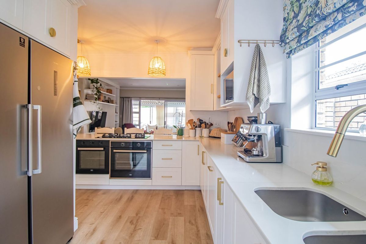 Neat-as-a-Pin & Fully Renovated – Just Move In and Enjoy! - Photo 4