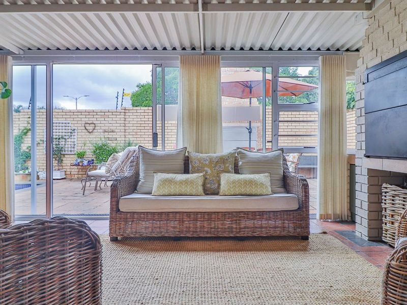 Neat-as-a-Pin & Fully Renovated – Just Move In and Enjoy! - Photo 9