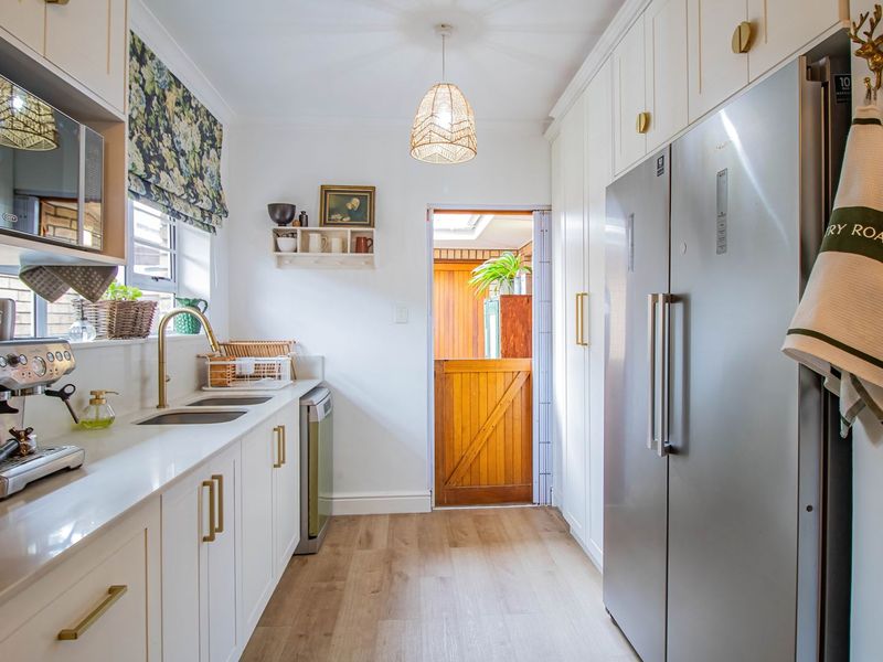 Neat-as-a-Pin & Fully Renovated – Just Move In and Enjoy! - Photo 6