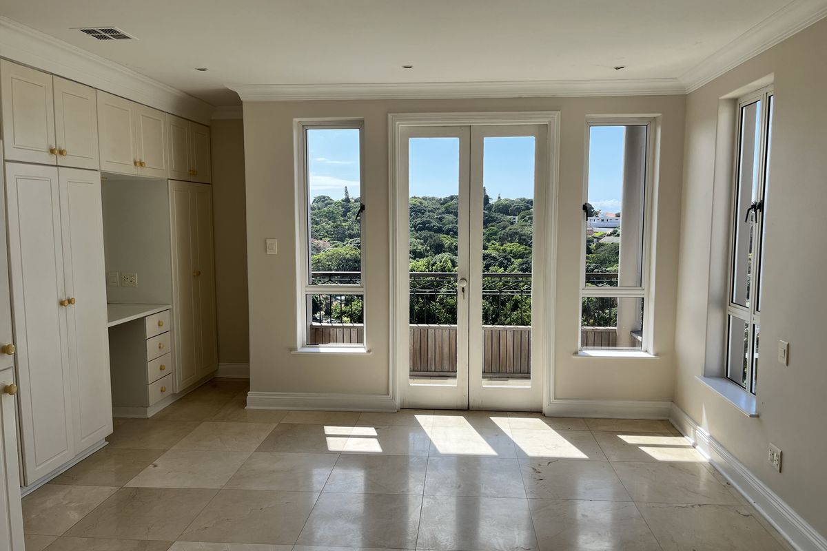 Luxury 4 Bedroom Apartment with Stunning Views - Photo 2