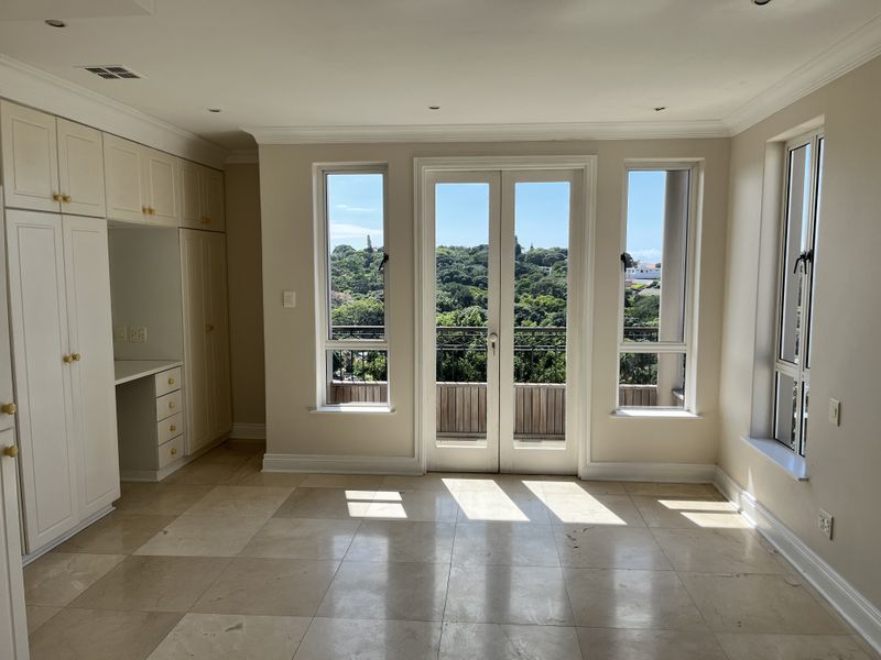 Luxury 4 Bedroom Apartment with Stunning Views - Photo 2