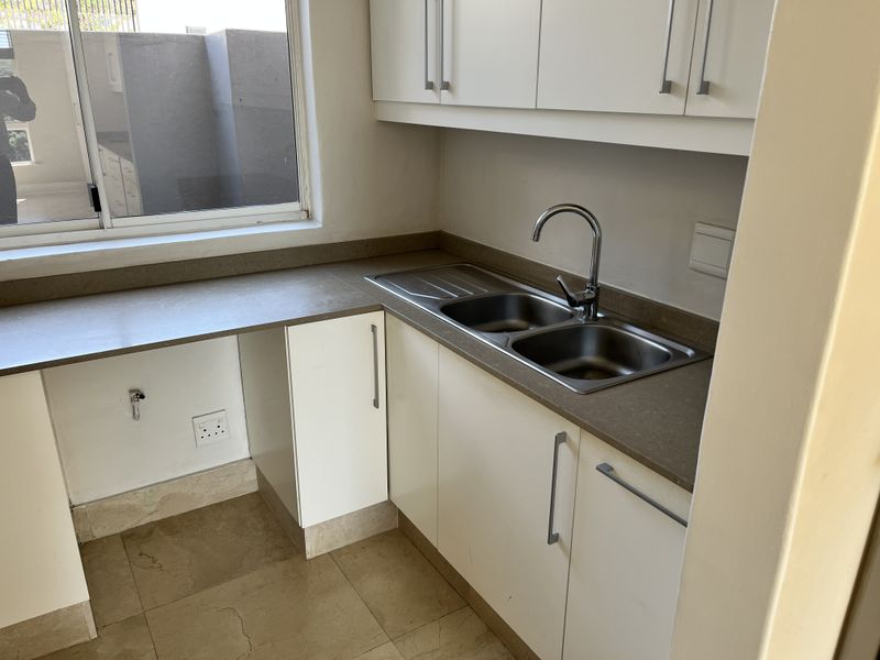 Luxury 4 Bedroom Apartment with Stunning Views - Photo 8