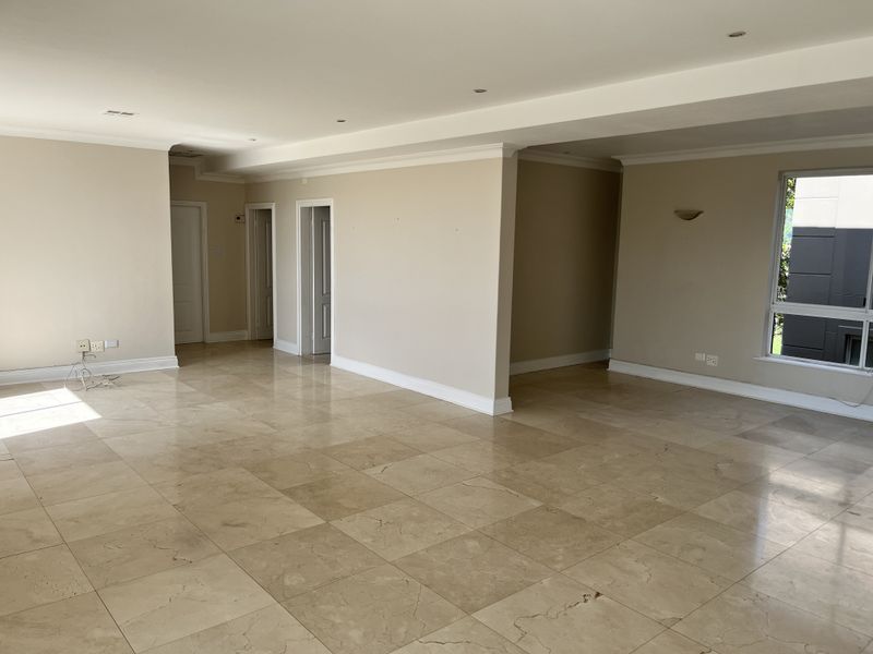 Luxury 4 Bedroom Apartment with Stunning Views - Photo 6