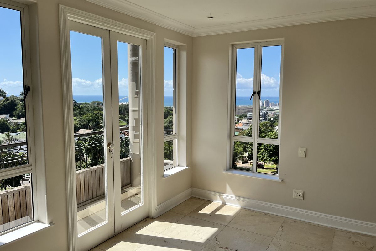 Luxury 4 Bedroom Apartment with Stunning Views - Photo 3