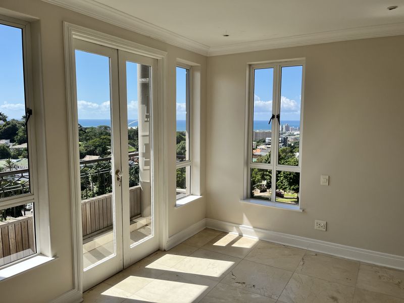 Luxury 4 Bedroom Apartment with Stunning Views - Photo 3