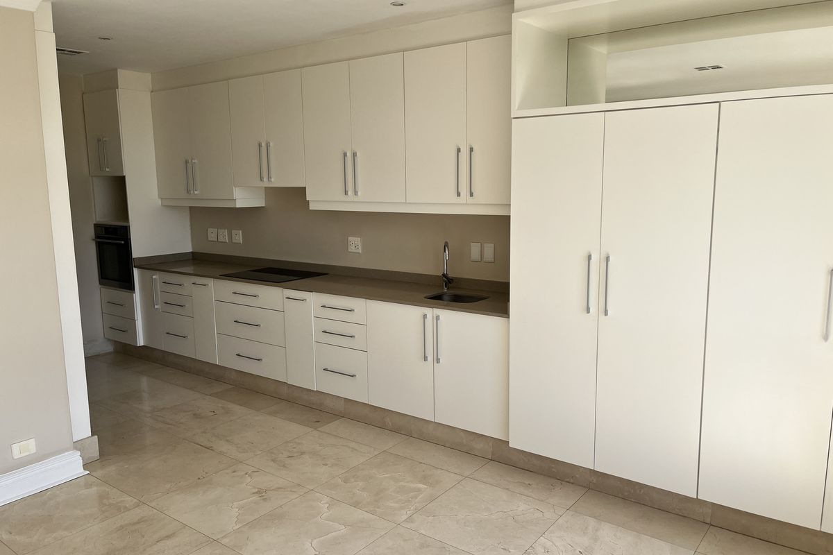 Luxury 4 Bedroom Apartment with Stunning Views - Photo 4