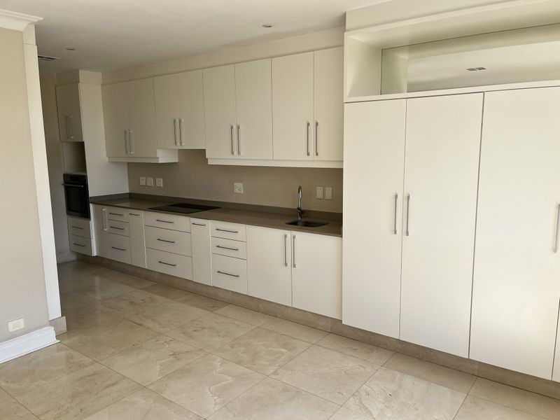 Luxury 4 Bedroom Apartment with Stunning Views - Photo 4