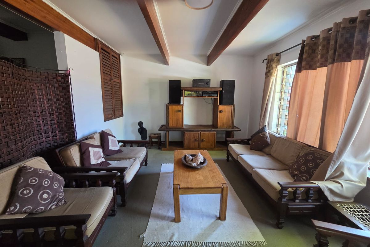 FOR SALE STUNNING FAMILY HOME ON THE BLUFF - Photo 5