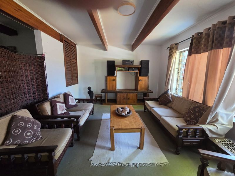 FOR SALE STUNNING FAMILY HOME ON THE BLUFF - Photo 5