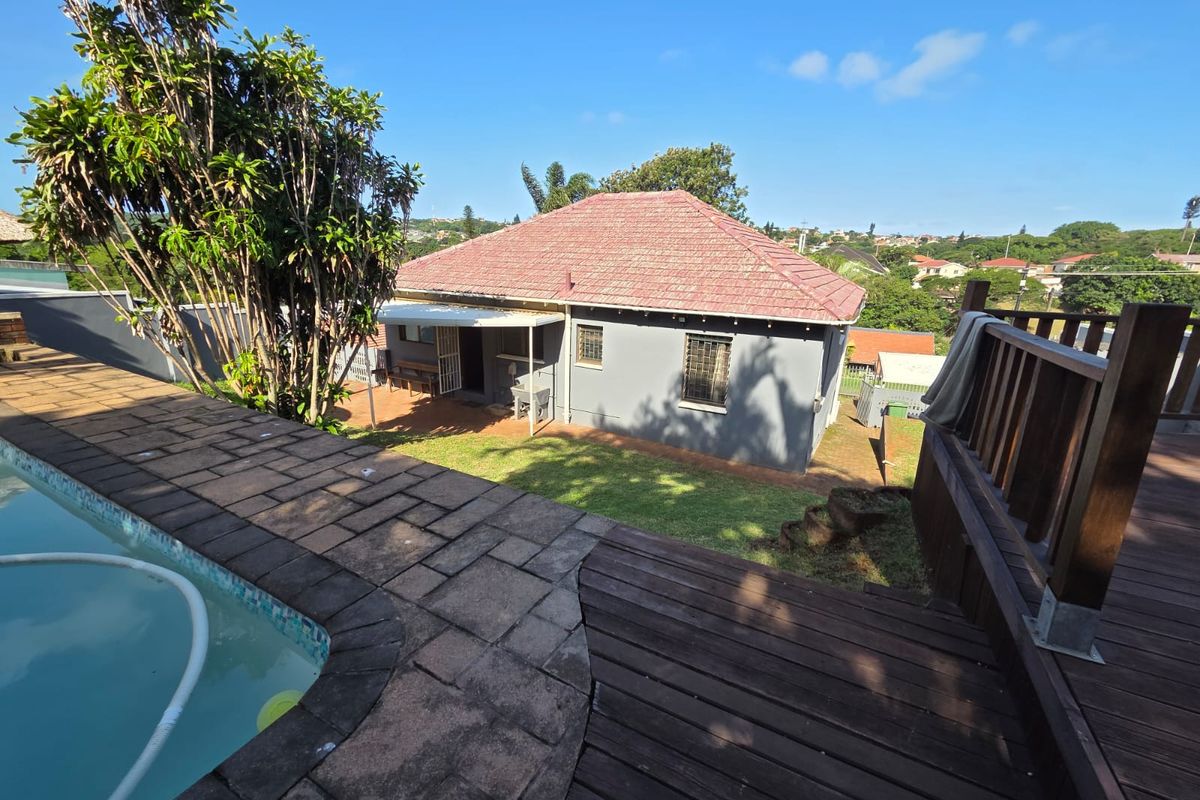 FOR SALE STUNNING FAMILY HOME ON THE BLUFF - Photo 4