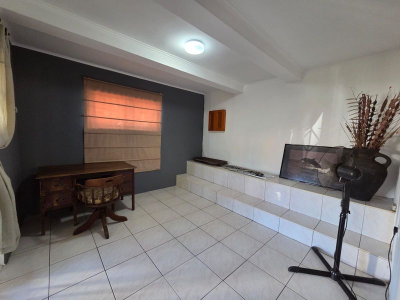 FOR SALE STUNNING FAMILY HOME ON THE BLUFF - Photo 10