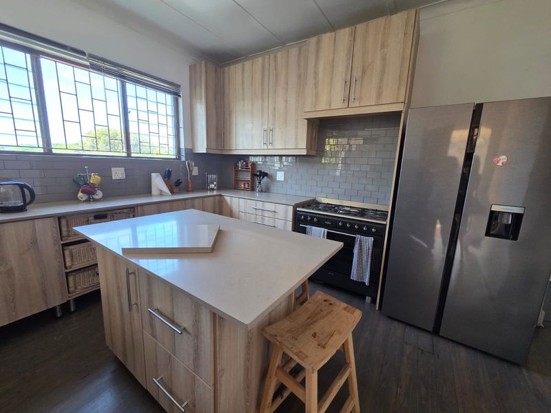 FOR SALE STUNNING FAMILY HOME ON THE BLUFF - Photo 8