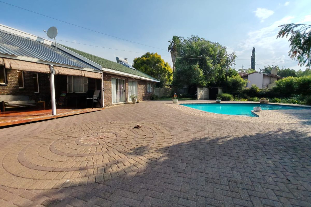 4 Bedroom House with  flatlets for Sale in Vaalpark - Photo 5