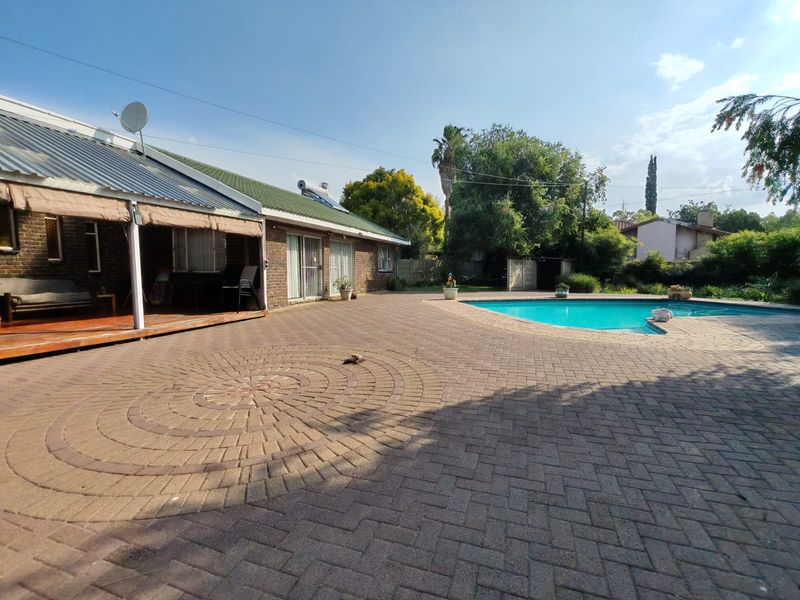 4 Bedroom House with  flatlets for Sale in Vaalpark - Photo 5