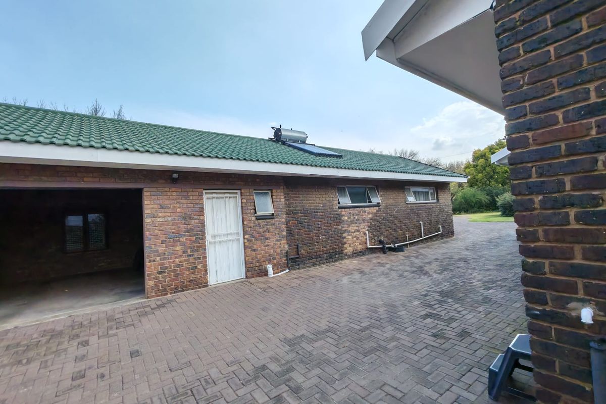 4 Bedroom House with  flatlets for Sale in Vaalpark - Photo 3