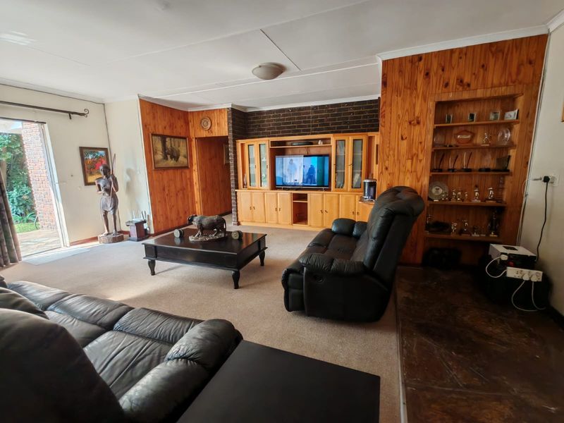 4 Bedroom House with  flatlets for Sale in Vaalpark - Photo 10