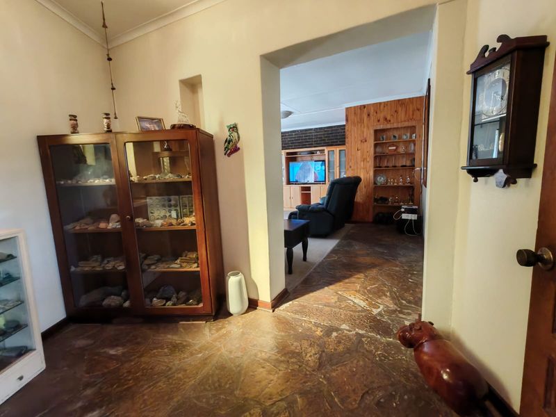 4 Bedroom House with  flatlets for Sale in Vaalpark - Photo 9