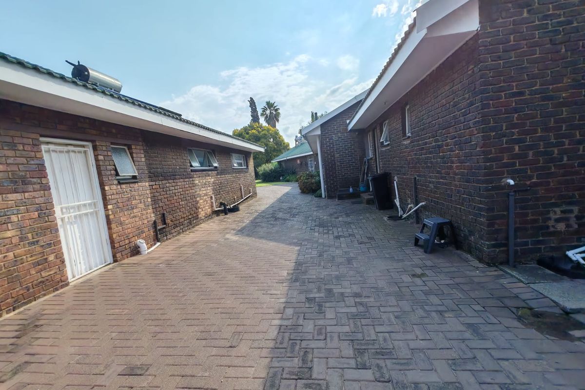4 Bedroom House with  flatlets for Sale in Vaalpark - Photo 4