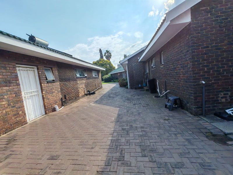 4 Bedroom House with  flatlets for Sale in Vaalpark - Photo 4