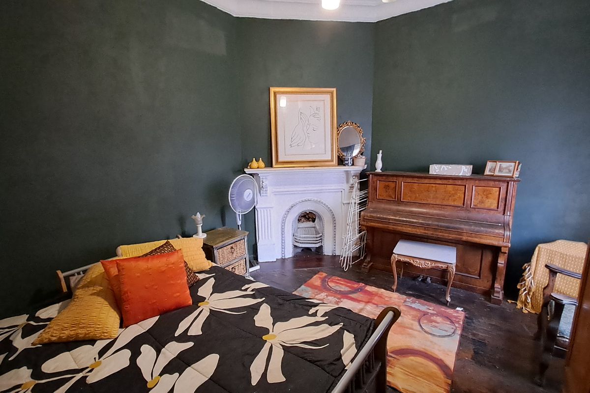 Charming 2-Bedroom Gem in the Heart of town – Perfect for First-Time Buyers or Investors - Photo 2