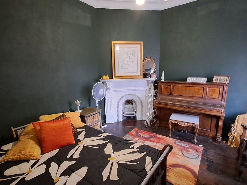 Charming 2-Bedroom Gem in the Heart of town – Perfect for First-Time Buyers or Investors - Photo 2