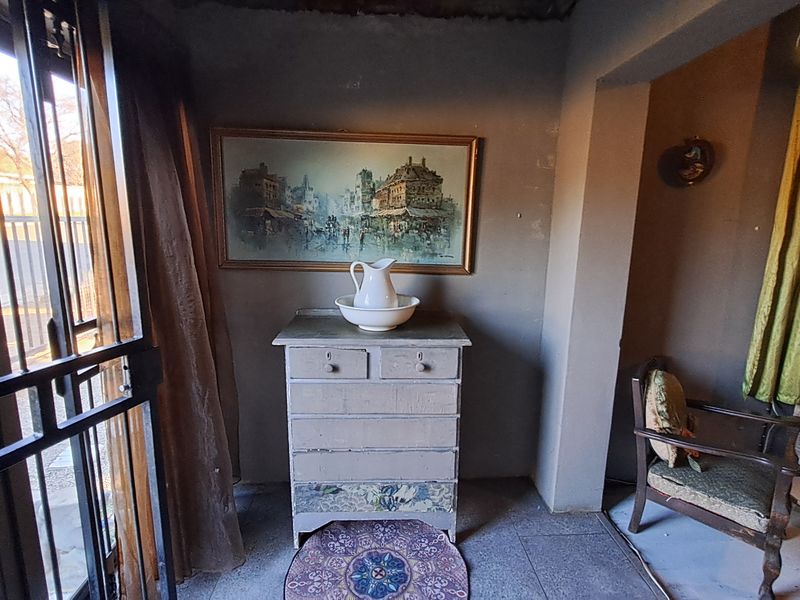 Charming 2-Bedroom Gem in the Heart of town – Perfect for First-Time Buyers or Investors - Photo 2