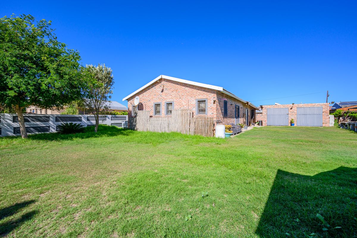 Spacious 4-Bedroom Home Near the Sundays River with Exceptional Entertaining Features - Photo 5