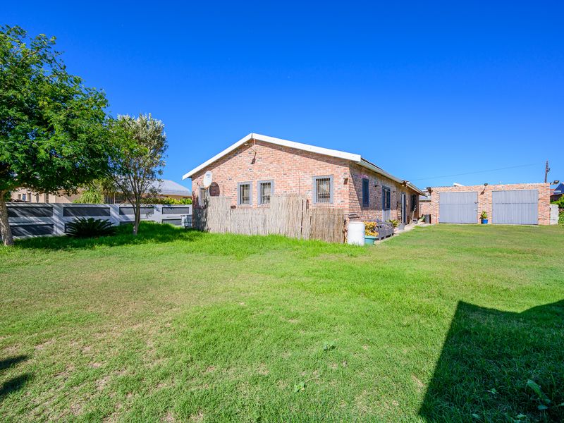 Spacious 4-Bedroom Home Near the Sundays River with Exceptional Entertaining Features - Photo 5