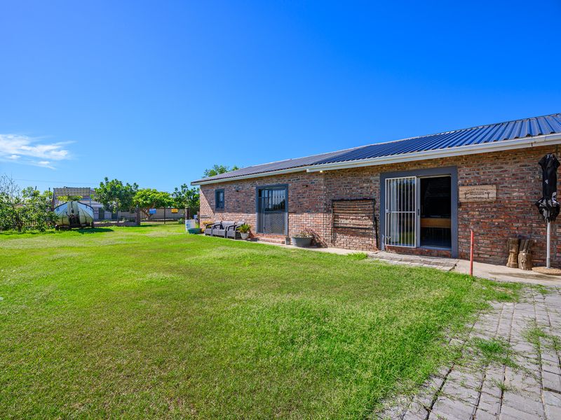 Spacious 4-Bedroom Home Near the Sundays River with Exceptional Entertaining Features - Photo 9