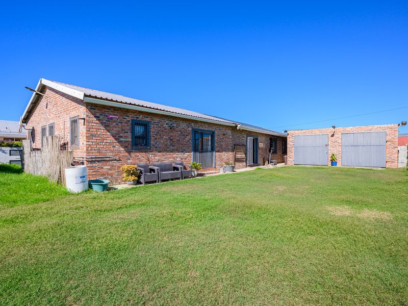 Spacious 4-Bedroom Home Near the Sundays River with Exceptional Entertaining Features - Photo 7