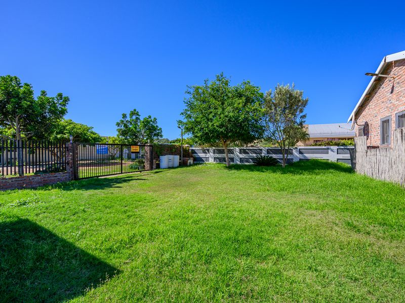 Spacious 4-Bedroom Home Near the Sundays River with Exceptional Entertaining Features - Photo 6