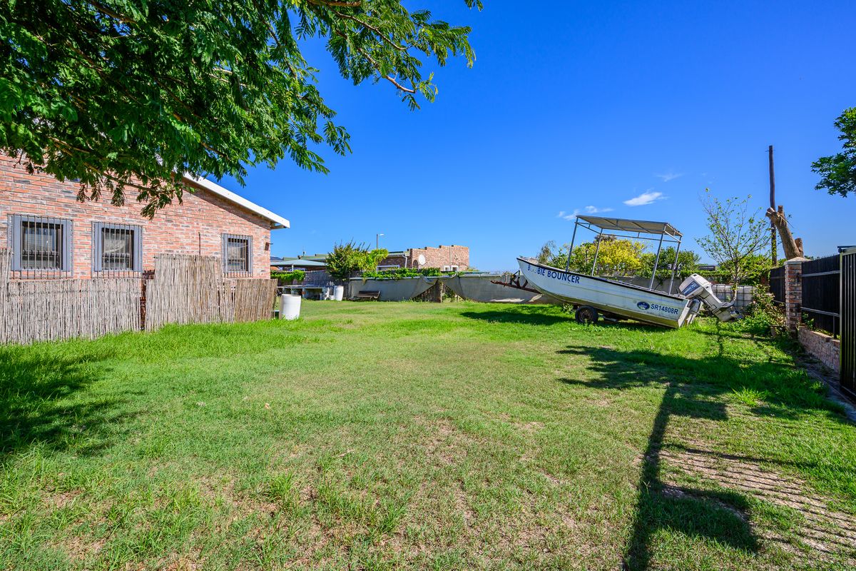 Spacious 4-Bedroom Home Near the Sundays River with Exceptional Entertaining Features - Photo 4