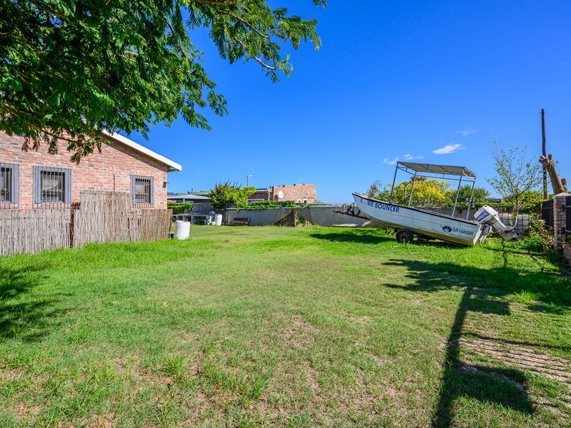 Spacious 4-Bedroom Home Near the Sundays River with Exceptional Entertaining Features - Photo 4