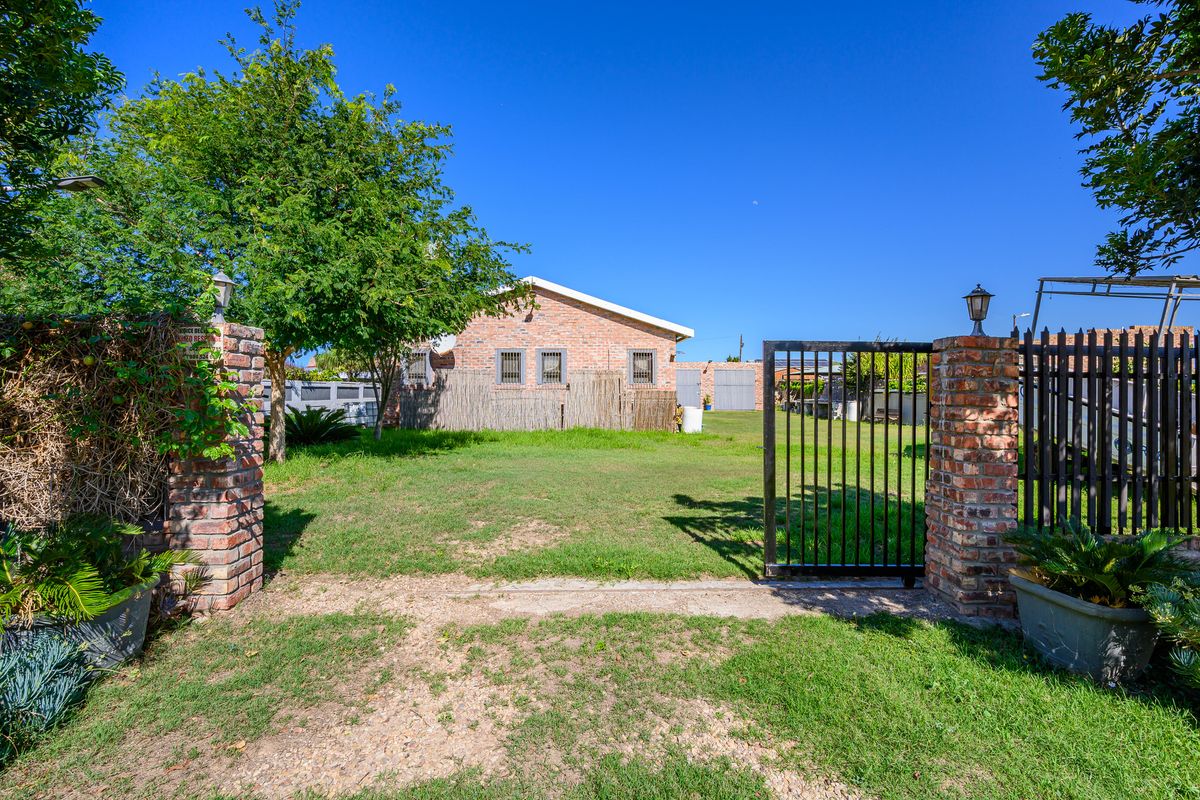 Spacious 4-Bedroom Home Near the Sundays River with Exceptional Entertaining Features - Photo 3