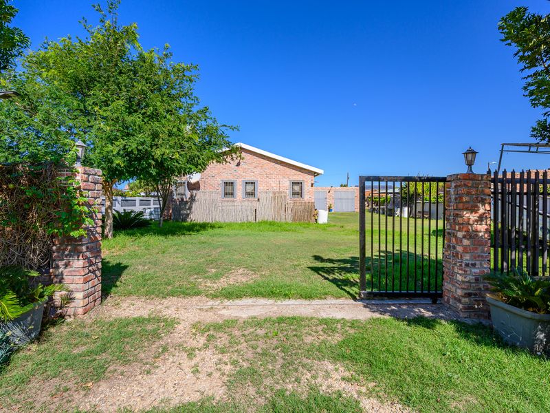 Spacious 4-Bedroom Home Near the Sundays River with Exceptional Entertaining Features - Photo 3