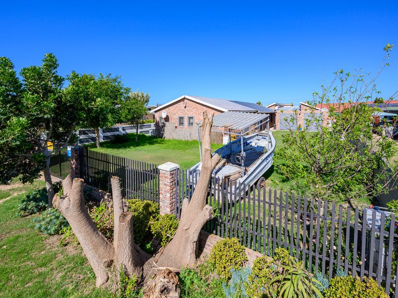 Spacious 4-Bedroom Home Near the Sundays River with Exceptional Entertaining Features - Photo 2