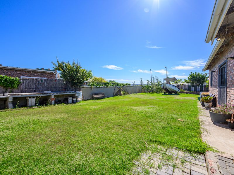 Spacious 4-Bedroom Home Near the Sundays River with Exceptional Entertaining Features - Photo 10