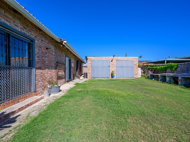 Spacious 4-Bedroom Home Near the Sundays River with Exceptional Entertaining Features - Photo 8